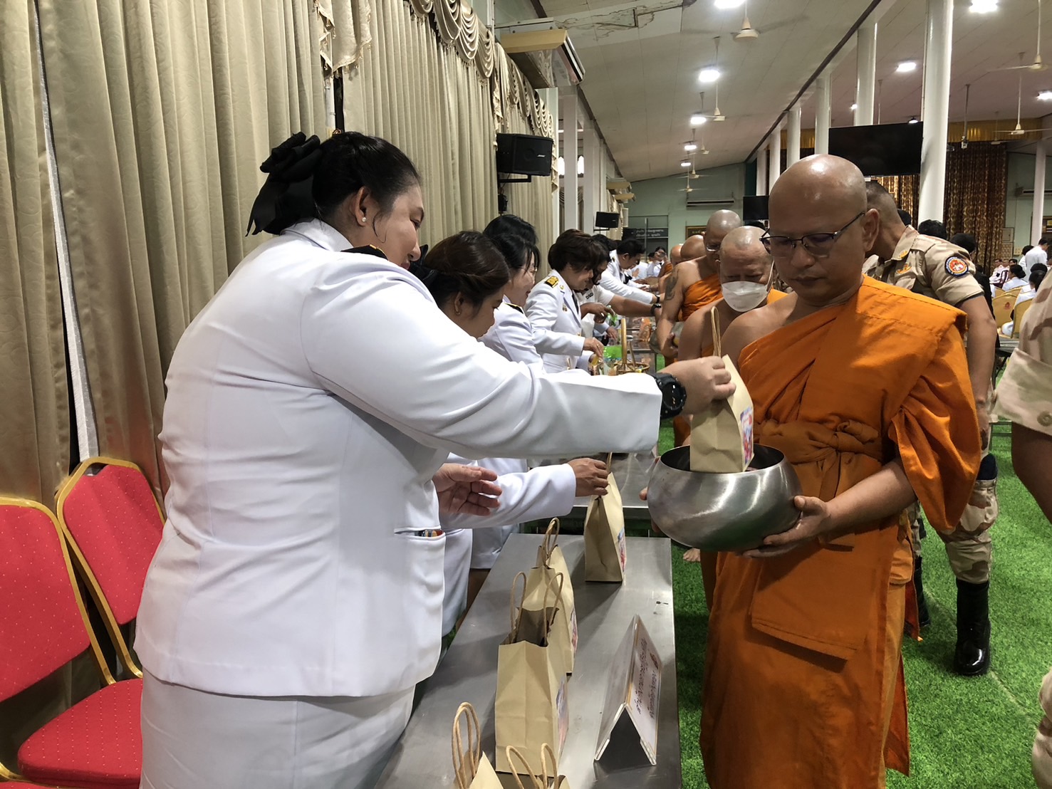 title - ส.ป.ก.อ่างทอง ร่วมพิธีทำบุญตักบาตรและพิธีเจริญพระพุทธมนต์ถวายเป็นพระราชกุศล เนื่องในวันคล้ายวันพระราชสมภพสมเด็จพระกนิษฐาธิราชเจ้า กรมสมเด็จพระเทพรัตนราชสุดาฯ สยามบรมราชกุมารี